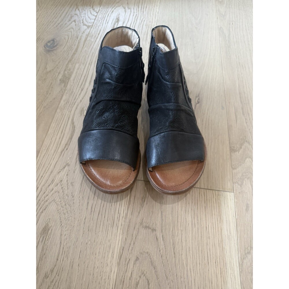 $175 Miz Mooz Flaire Womens Black Leather Zipper Strap Sandals Shoes Flats 8 39 - Picture 2 of 8